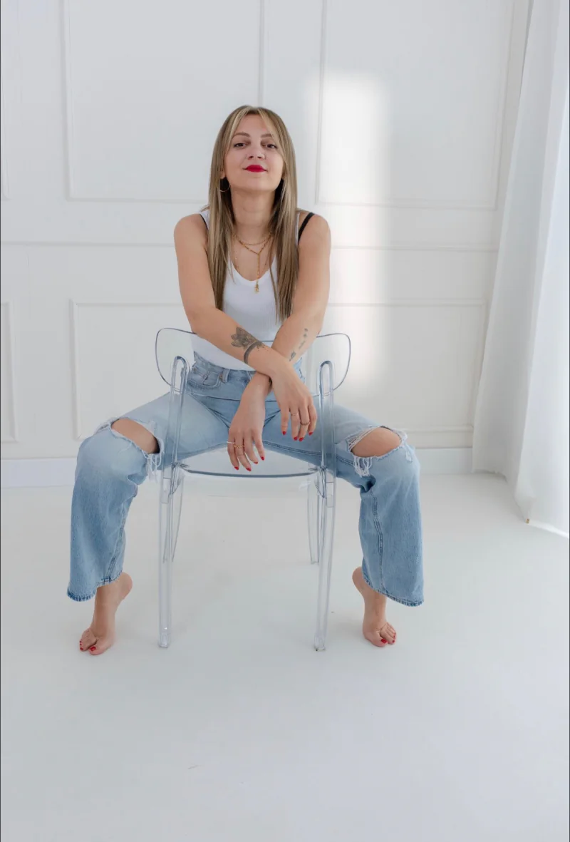 Marija im hellen Studio